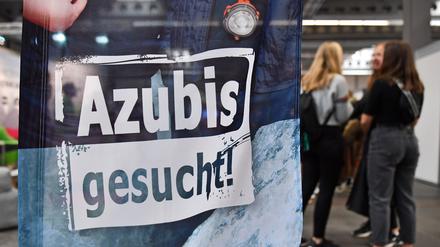 «Azubis gesucht» steht auf einem Banner bei der Berufsorientierungsmesse «Forum Berufsstart». 