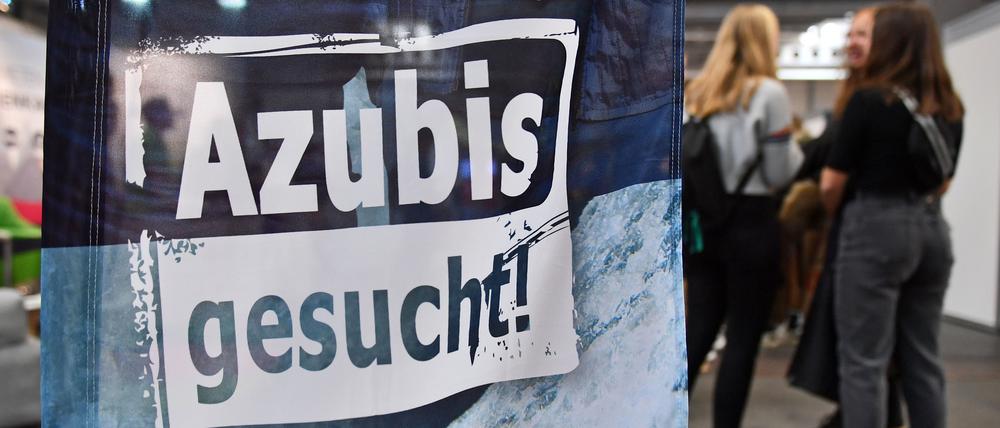 «Azubis gesucht» steht auf einem Banner bei der Berufsorientierungsmesse «Forum Berufsstart».