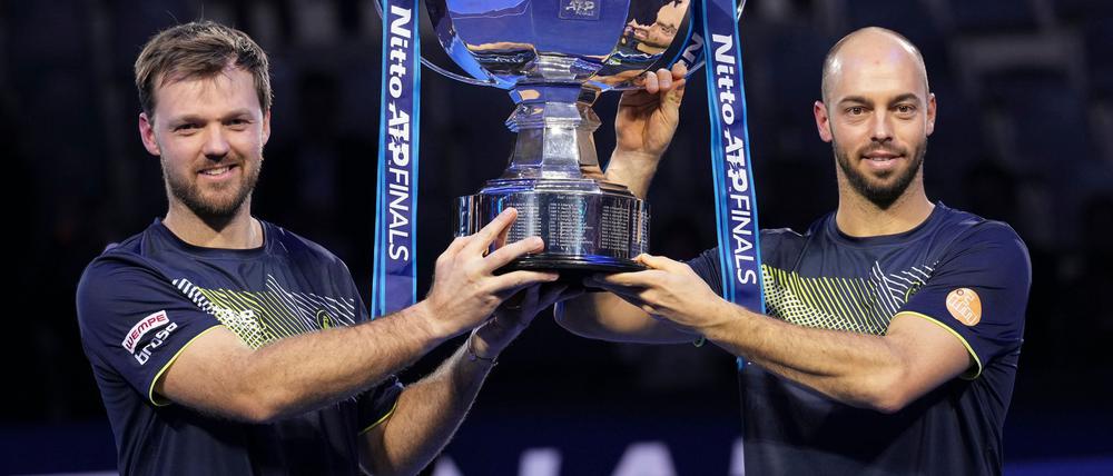 Das hat noch nie ein deutsches Doppel geschafft: Kevin Krawietz (l) und Tim Pütz (r) gewinnen das Saisonfinale.