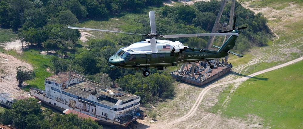 Biden schaut sich den Amazonas aus der Luft an.