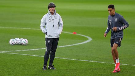 Womöglich würde Jamal Musiala (rechts) ohne Joachim Löw nicht in der Nationalmannschaft spielen. 