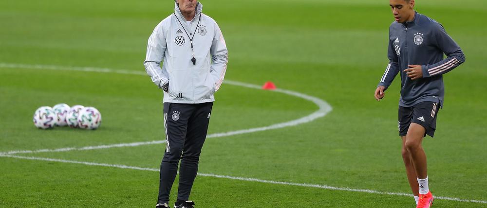 Womöglich würde Jamal Musiala (rechts) ohne Joachim Löw nicht in der Nationalmannschaft spielen. 