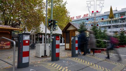Auch der Weihnachtsmarkt am Breitscheidplatz schützt Besucherinnen und Besucher mit Pollern. (Archivbild)