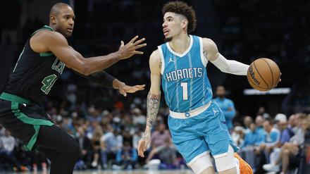 LaMelo Ball (r.) und Al Hordford von den Boston Celtics.