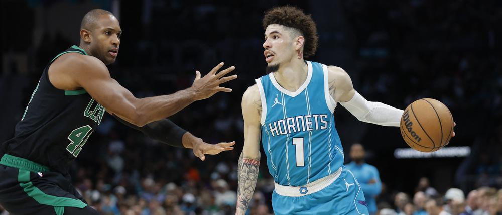 LaMelo Ball (r.) und Al Hordford von den Boston Celtics.