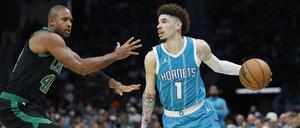 LaMelo Ball (r.) und Al Hordford von den Boston Celtics.