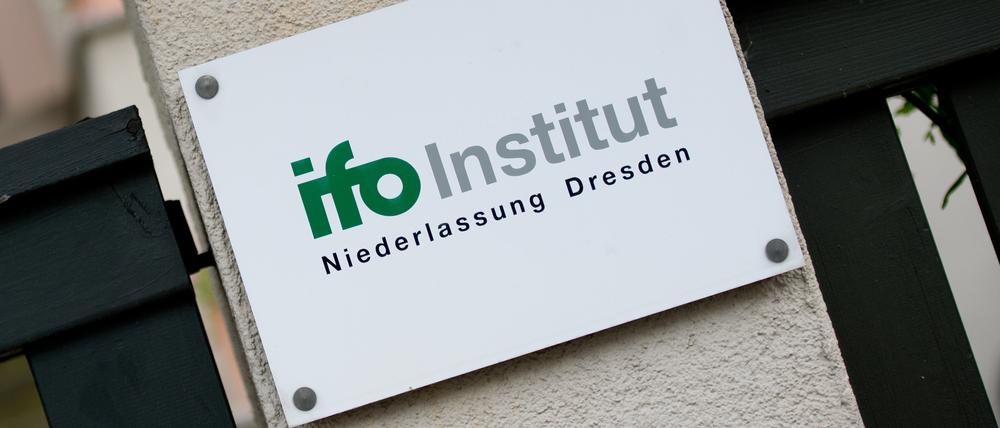 Eine Werbetafel des Ifo Instituts - Leibniz-Institut für Wirtschaftsforschung an der Universität München e. V. Niederlassung Dresden.