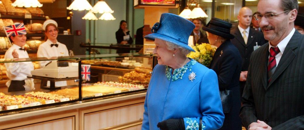 Elizabeth II. mit Ministerpräsident Matthias Platzeck bei ihrer Ankunft am Potsdamer Hauptbahnhof im November 2004.