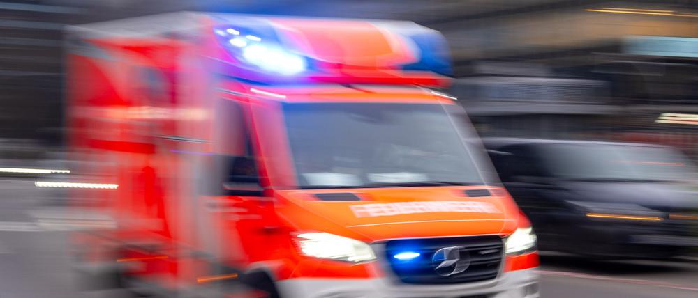 Ein Rettungswagen der Feuerwehr fährt mit Blaulicht zum Einsatz.