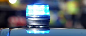Das Blaulicht eines Streifenwagens der Polizei leuchtet. (Symboldbild)