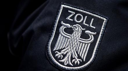 230 Zollfahnderinnen und Zollfahnder waren bei einer Razzia wegen mutmaßlichen Millionenbetrugs beim Dieselverkauf im Einsatz.