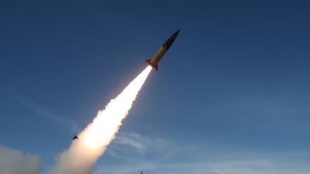 Dieses vom US-Verteidigungsministerium zur Verfügung gestellte Foto wurde am 14. Dezember 2021 aufgenommen und zeigt die US-Armee bei Live-Feuertests des Army Tactical Missile System (ATACMS)