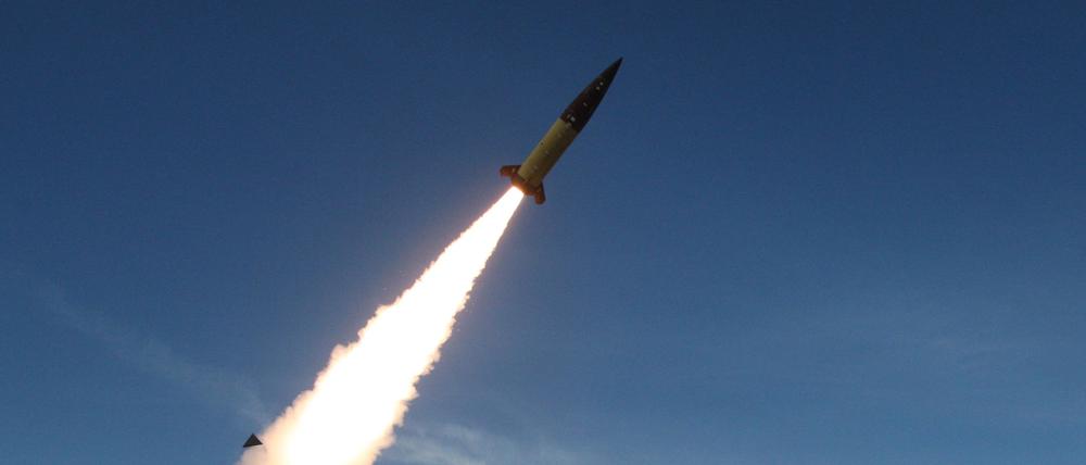 Dieses vom US-Verteidigungsministerium zur Verfügung gestellte Foto wurde am 14. Dezember 2021 aufgenommen und zeigt die US-Armee bei Live-Feuertests des Army Tactical Missile System (ATACMS)