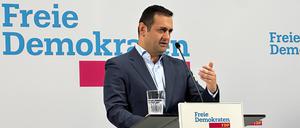 Bijan Djir-Sarai, FDP-Generalsekretär, spricht bei einer Pressekonferenz.