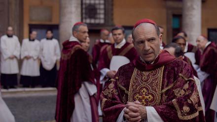 Der Diplomat: Ralph Fiennes will als Wahlleiter und Dekanskardinal Lawrence verhindern, dass ein Hardliner Pontifex wird. 