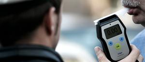 In einer gestellten Szene bläst ein Mann am Freitag (28.12.07) in ein Alkoholtestgerät der Polizei. 