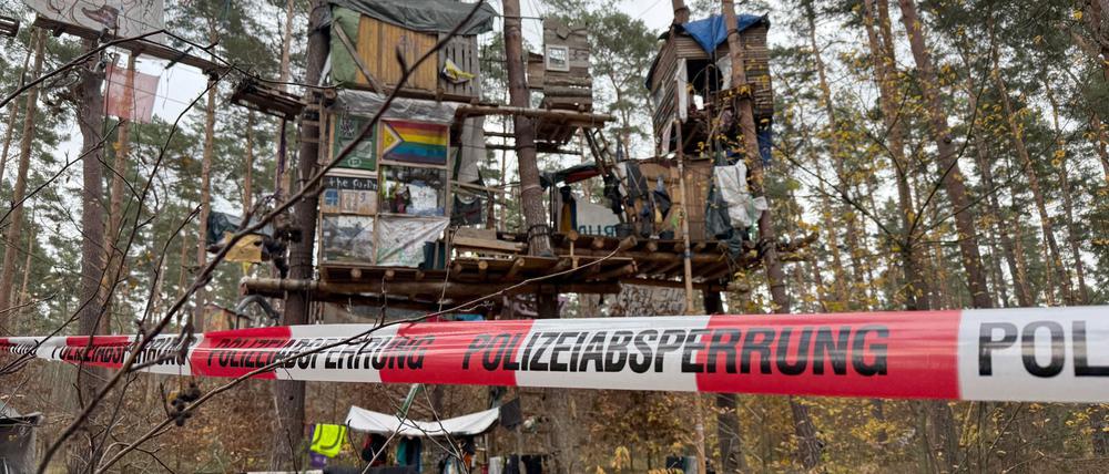 Tesla-Gegner müssen für eine Kampfmittelsondierung einen Teil ihres Protestcamps im Wald verlassen. Die Polizei ist im Einsatz.