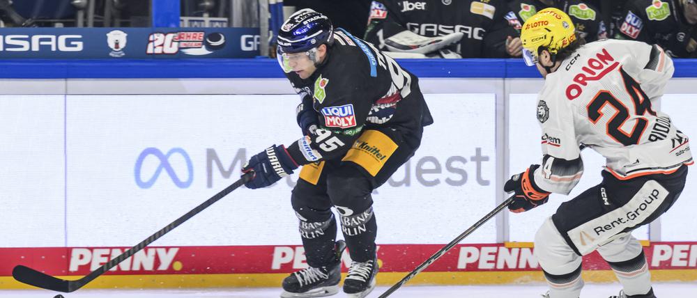 Frederik Tiffels (l.) stand mit RB München schon mal im Halbfinale der Champions Hockey League.