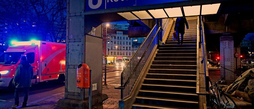 Am Kottbusser Tor und dem U-Bahnhof in Berlin-Kreuzberg ist eine Verbotszone für Messer geplant. (Archivbild)