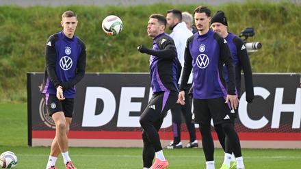 Gegen Ungarn dürften vor allem die Reservisten des DFB-Teams eine Chance bekommen. Nico Schlotterbeck (li.) und Robin Gosens (Mi.) hoffen auf einen Startplatz.