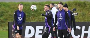 Gegen Ungarn dürften vor allem die Reservisten des DFB-Teams eine Chance bekommen. Nico Schlotterbeck (li.) und Robin Gosens (Mi.) hoffen auf einen Startplatz.