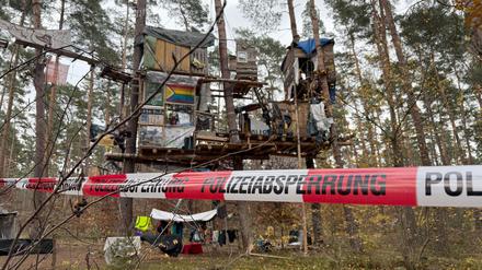 Die Polizei ist im Protestcamp von Tesla-Gegnern im Wald nahe der Tesla-Fabrik in Grünheide wegen einer geplanten Kampfmittel-Sondierung im Einsatz. 