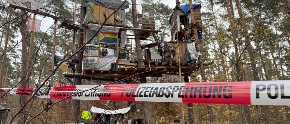 Die Polizei ist im Protestcamp von Tesla-Gegnern im Wald nahe der Tesla-Fabrik in Grünheide wegen einer geplanten Kampfmittel-Sondierung im Einsatz. 