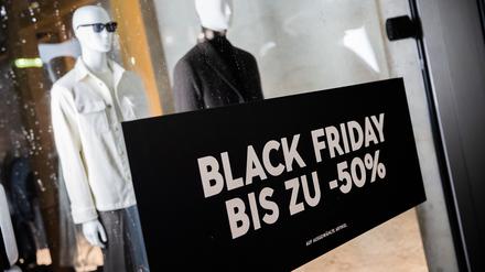 Ein Plakat zu Black Friday ist im Schaufenster eines Bekleidungsgeschäftes am Kurfürstendamm zu sehen.