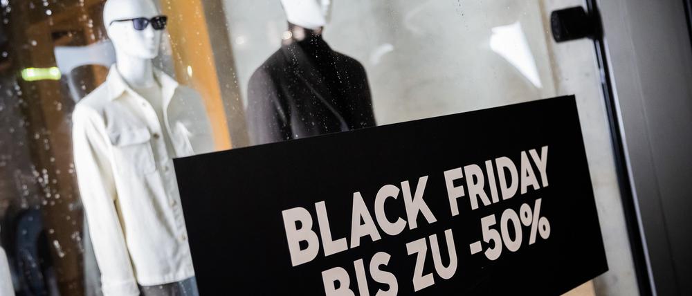 Ein Plakat zu Black Friday ist im Schaufenster eines Bekleidungsgeschäftes am Kurfürstendamm zu sehen.