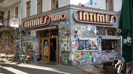 Bunt von außen: Sven Loose vor seinem Kino Intimes.