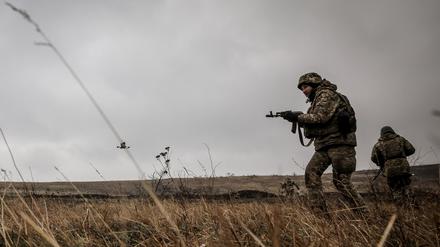 Ukrainische Soldaten nehmen an Militärübungen auf einem Übungsplatz in der Region Donezk teil (Symbolbild).