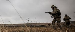 Ukrainische Soldaten nehmen an Militärübungen auf einem Übungsplatz in der Region Donezk teil (Symbolbild).