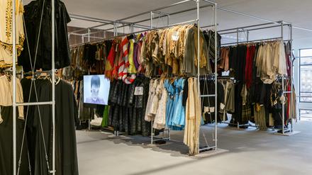 Für die Installation „Masses“ arbeitete der Künstler Ed Atkins mit Kostümen aus dem Fundus der Deutschen Oper.