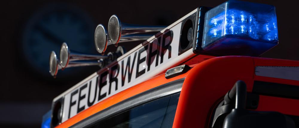 Blaulicht auf einem Einsatzfahrzeug der Feuerwehr. 