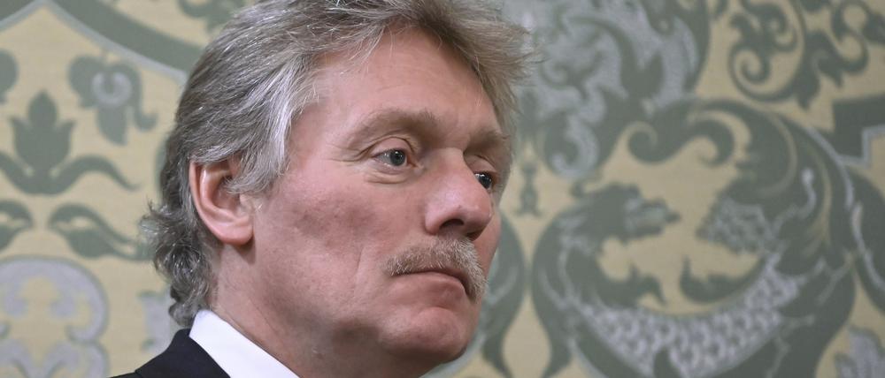 Dieses von der staatlichen russischen Nachrichtenagentur Sputnik via AP veröffentlichte Foto zeigt Dmitri Peskow, Kreml-Sprecher, bei einem Treffen des russischen Präsidenten Putin mit dem tadschikischen Präsidenten Rahmon im Kreml.