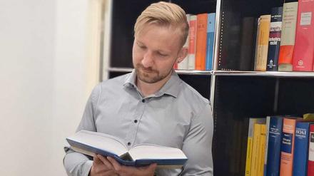 Denis M. (34 Jahre) steckt im dritten Lehrjahr seiner Ausbildung zum Notarfachangestellten.