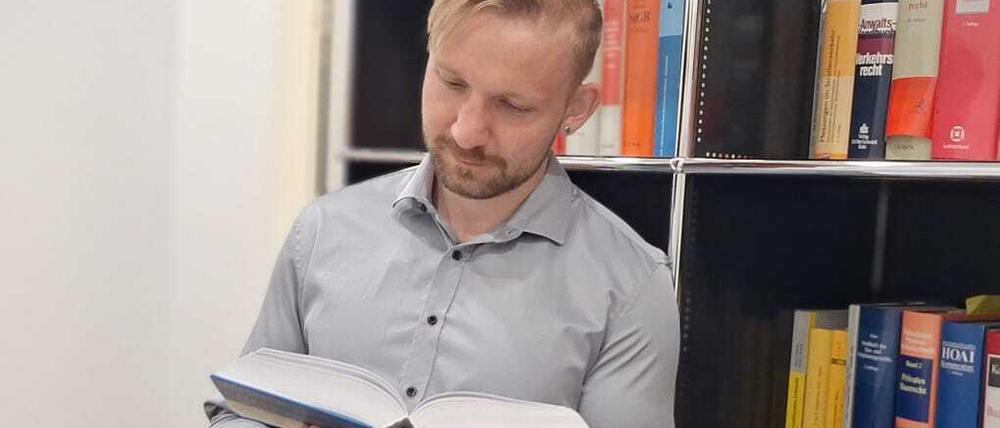 Denis M. (34 Jahre) steckt im dritten Lehrjahr seiner Ausbildung zum Notarfachangestellten.