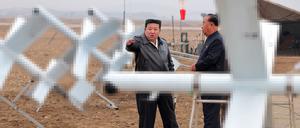Die von der staatlichen nordkoreanischen Nachrichtenagentur KCNA am 15.11.2024 zur Verfügung gestellte Aufnahme zeigt nach Angaben von KCNA Kim Jong Un, Machthaber in Nordkorea, beim Besuch eines Drohnentests. 