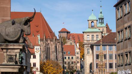 Die Straße am Hauptmarkt zur Kaiserburg, mit Rathaus und dem Schönen Brunnen liegt in der Altstadt.