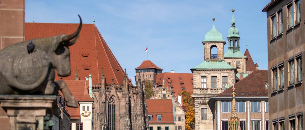 Die Straße am Hauptmarkt zur Kaiserburg, mit Rathaus und dem Schönen Brunnen liegt in der Altstadt.