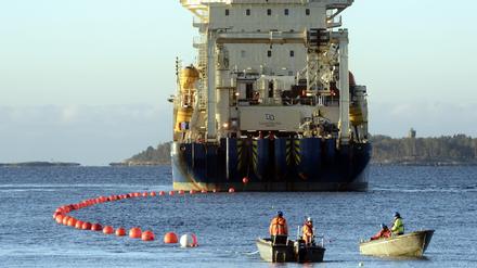 Finnland, Helsinki: Das Installationsschiff „Ile de Brehat“ verlegt das Sea-Lion-Unterseekabel (C-Lion) im Garnisonsgebiet Santahamina.
