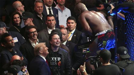 Der designierte US-Präsident Donald Trump (l) begrüßt Jon Jones nach dessen Sieg über Stipe Miocic bei UFC 309 im Madison Square Garden. An der Seite von Trump steht der Tech-Milliardär Elon Musk. 