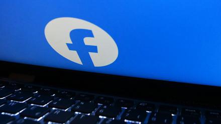 Nahaufnahme eines Laptop-Bildschirms, auf dem das Facebook-Logo zu sehen ist.