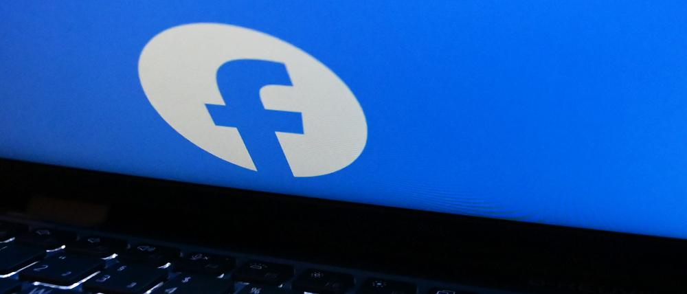Nahaufnahme eines Laptop-Bildschirms, auf dem das Facebook-Logo zu sehen ist.