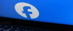 Nahaufnahme eines Laptop-Bildschirms, auf dem das Facebook-Logo zu sehen ist.