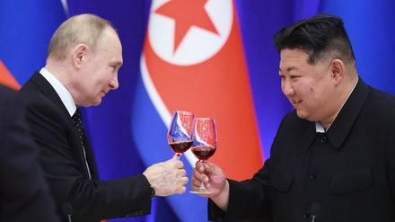 Zwei Diktatoren unter sich: Russlands Krieg gegen die Ukraine hat Kremlchef Putin und Nordkoreas Machthaber Kim noch enger aneinander geschweißt.