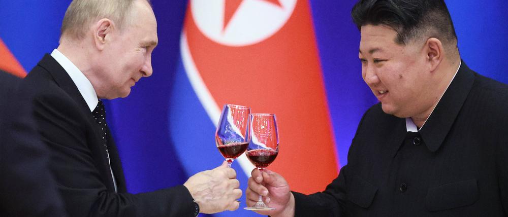 Zwei Diktatoren unter sich: Russlands Krieg gegen die Ukraine hat Kremlchef Putin und Nordkoreas Machthaber Kim noch enger aneinander geschweißt.