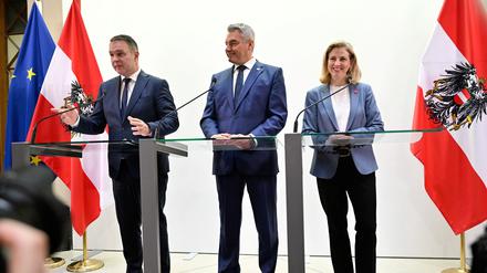 Der österreichische Kanzler und Vorsitzende der Volkspartei (ÖVP) Karl Nehammer, Parteivorsitzender der Sozialdemokraten Andreas Babler und Parteivorsitzende der NEOS-Partei Beate Meinl-Reisinger geben gemeinsam eine Presseerklärung zu ihren Koalitionsverhandlungen ab. 