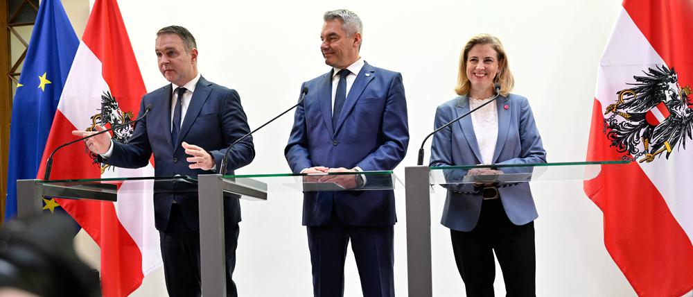 Der österreichische Kanzler und Vorsitzende der Volkspartei (ÖVP) Karl Nehammer, Parteivorsitzender der Sozialdemokraten Andreas Babler und Parteivorsitzende der NEOS-Partei Beate Meinl-Reisinger geben gemeinsam eine Presseerklärung zu ihren Koalitionsverhandlungen ab. 
