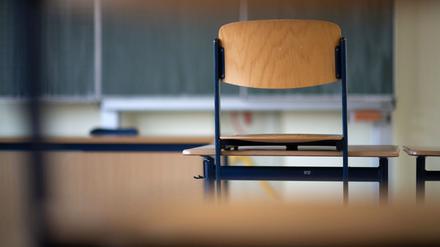 ARCHIV - 24.01.2020, Thüringen, Sinsheim: Ein Stuhl steht in einem Klassenzimmer einer Schule auf einem Tisch. (zu dpa: «Landeselternvertretung stellt Forderungen an Parteien») Foto: Marijan Murat/dpa +++ dpa-Bildfunk +++